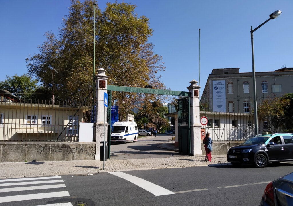 Entrada do Hospital Curry Cabral, na Rua da Beneficência, Lisboa.