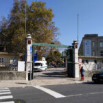 Entrada do Hospital Curry Cabral, na Rua da Beneficência, Lisboa.