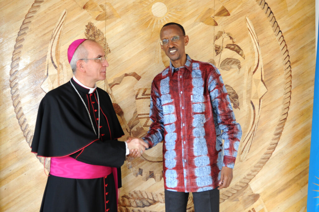 The Nuncio Apostolic Mgr. Ivo Scapolo bids farewell to President Kagame- Kigali, 22 August 2011