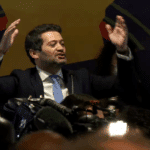 André Ventura, líder do partido Chega, discursa na noite das eleições legislativas portuguesas de 2022.