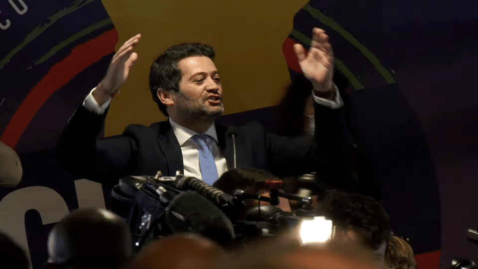 André Ventura, líder do partido Chega, discursa na noite das eleições legislativas portuguesas de 2022.