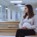 Menina grávida em banco no hospital