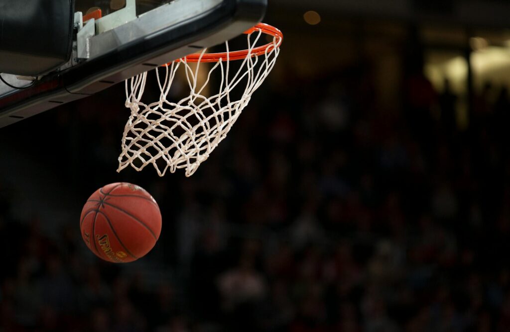 Cesto De Basquete Em Quadra De Basquete