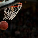 Cesto De Basquete Em Quadra De Basquete