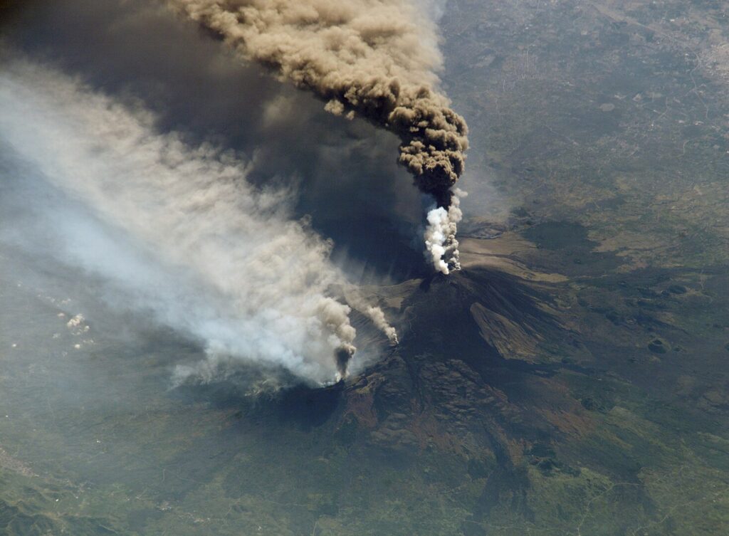 Etna em erupção a 30 de Outubro de 2002, visto da Estação Espacial Internacional