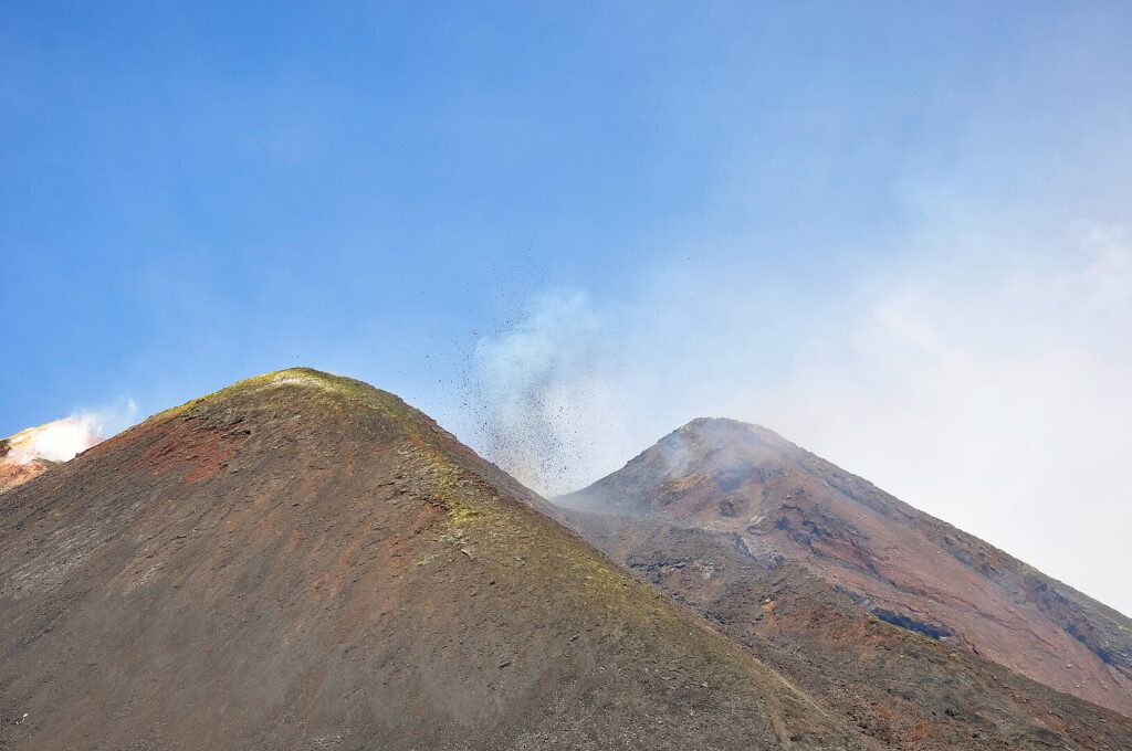 Fraca erupção estromboliana do Etna a 12 de abril de 2012